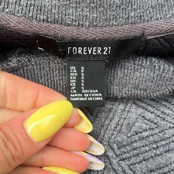 Forever 21 Gray Long Sleeve Pullover Crew Neck Geo Pattern Sweater Small - Picture 5 of 6